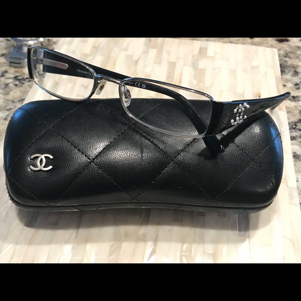 Chanel pearl glasses